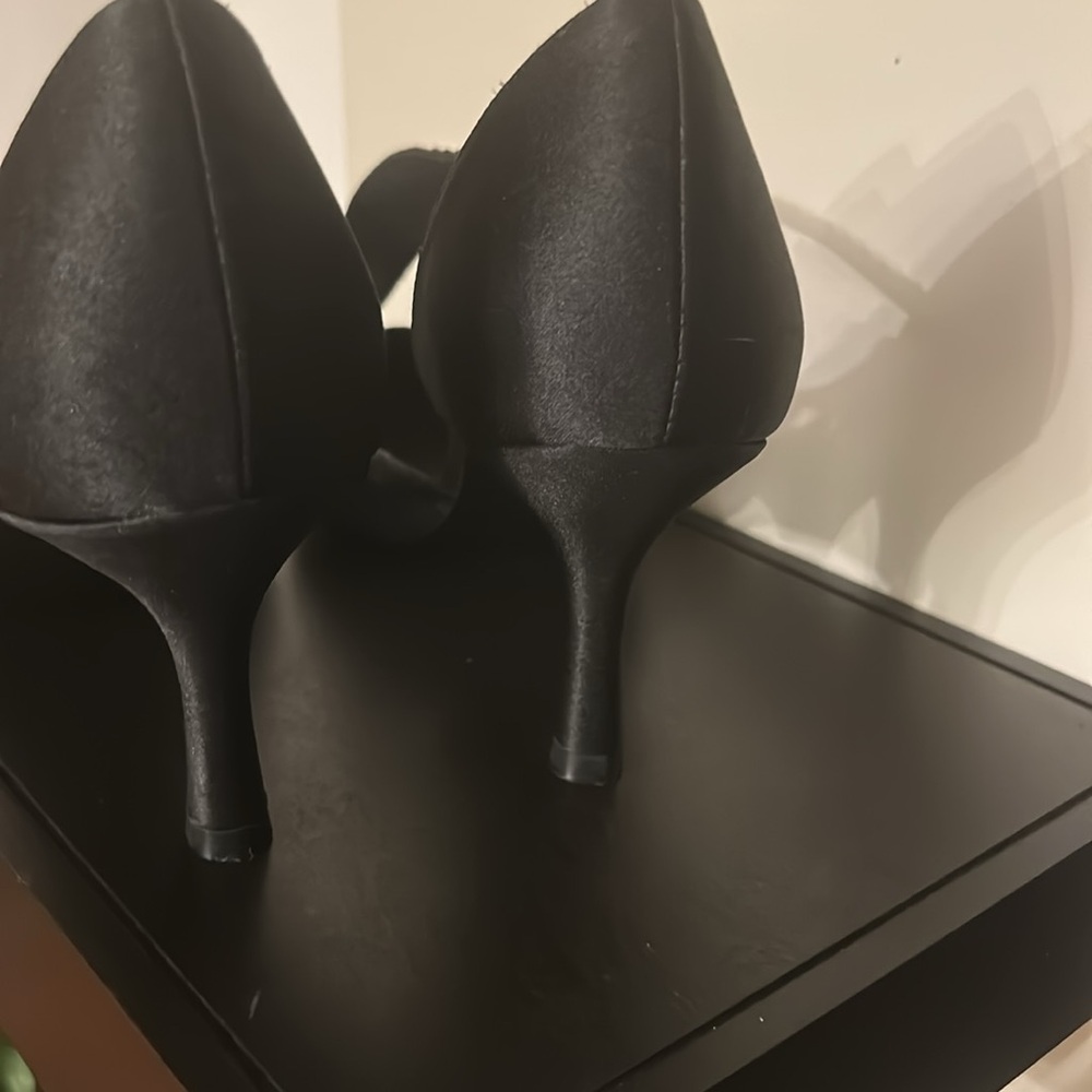 Nina satin heels. Exterior in Perfect condition. However the inside is stripping - Picture 5 of 6